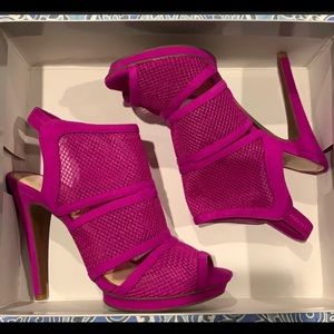 Jessica Simpson hot magenta heels